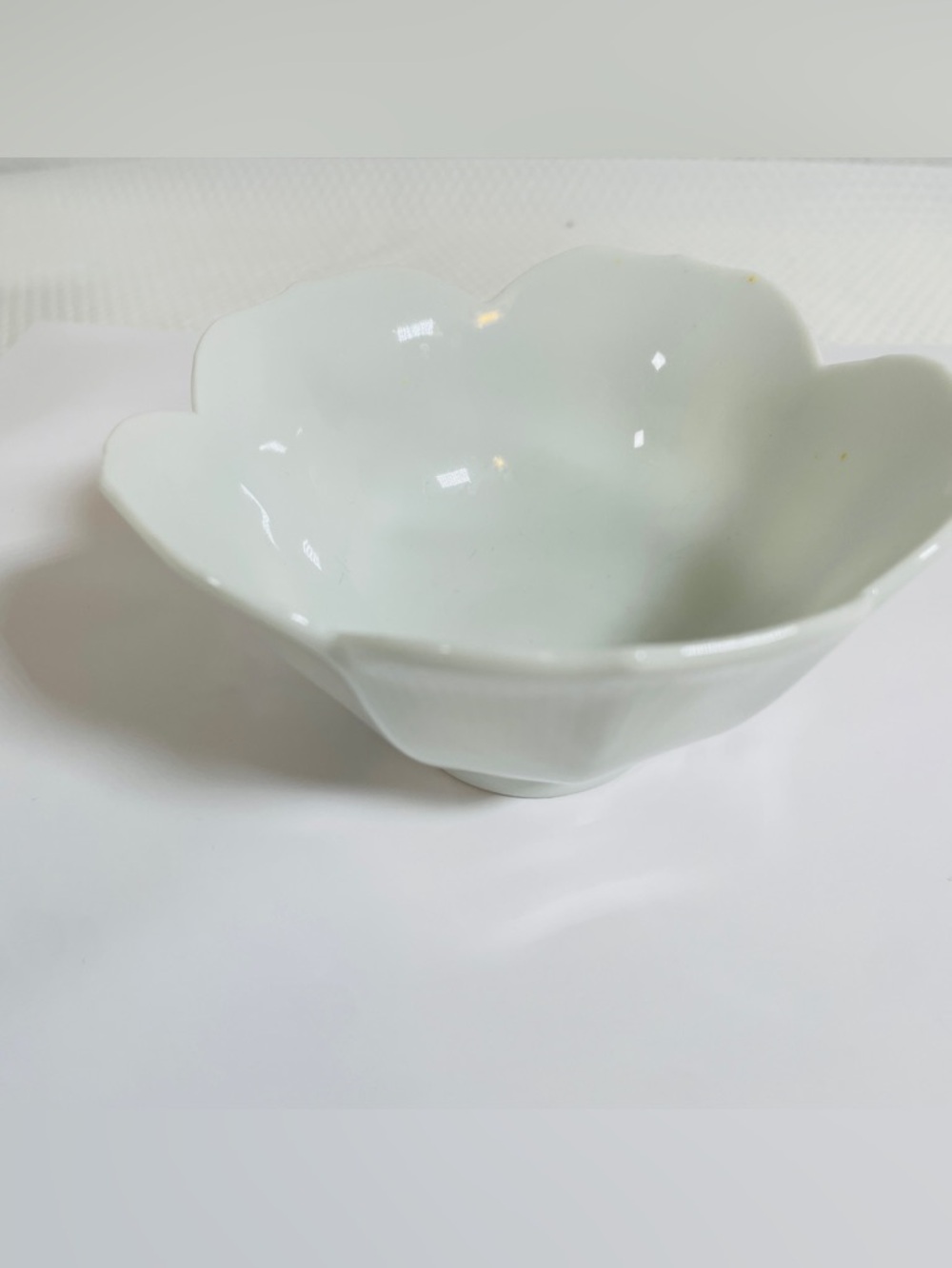 Vintage White Milk Glass Lotus Petal Bowls Scalloped Dessert Set of 5. - Picture 5 of 8